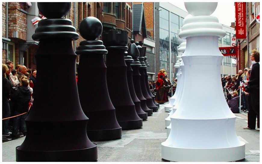 Het Groots Schaakspel Parade is een krachtig visueel spektakel in zwart en wit. De grote schaakstukken bewegen door de ruimte en trekken direct alle aandacht. Dit zorgt voor een opvallende en stijlvolle uitstraling. Inzetbaar als parade, openingsact of decoratie. Geschikt voor festivals, winkelcentra en evenementen met een spel- of zwart-wit thema. Ook perfect als muzikale openingsact met choreografie.