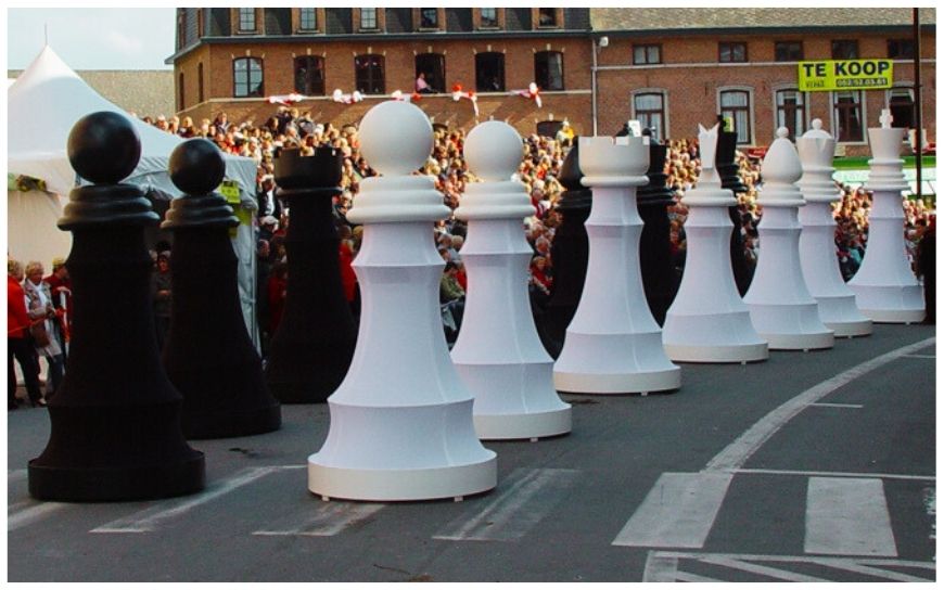 Het Groots Schaakspel Parade is een krachtig visueel spektakel in zwart en wit. De grote schaakstukken bewegen door de ruimte en trekken direct alle aandacht. Dit zorgt voor een opvallende en stijlvolle uitstraling. Inzetbaar als parade, openingsact of decoratie. Geschikt voor festivals, winkelcentra en evenementen met een spel- of zwart-wit thema. Ook perfect als muzikale openingsact met choreografie.