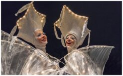 Vlinder Diva’s Steltenlopers met grote vleugels en sierlijke bewegingen zorgen voor een magisch en elegant spektakel. Perfect voor festivals, winkelcentra en ontvangstentertainment. Een betoverende blikvanger voor jong en oud.