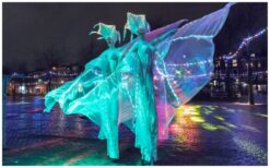 Vlinder Diva’s Steltenlopers met grote vleugels en sierlijke bewegingen zorgen voor een magisch en elegant spektakel. Perfect voor festivals, winkelcentra en ontvangstentertainment. Een betoverende blikvanger voor jong en oud.