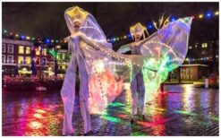 Vlinder Diva’s Steltenlopers met grote vleugels en sierlijke bewegingen zorgen voor een magisch en elegant spektakel. Perfect voor festivals, winkelcentra en ontvangstentertainment. Een betoverende blikvanger voor jong en oud.