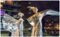 Vlinder Diva’s Steltenlopers met grote vleugels en sierlijke bewegingen zorgen voor een magisch en elegant spektakel. Perfect voor festivals, winkelcentra en ontvangstentertainment. Een betoverende blikvanger voor jong en oud.