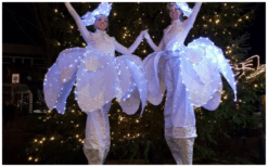 Witte LED Bloemen Steltenlopers met fonkelende verlichting brengen winterse magie, sfeer en elegantie naar elk kerst- of winterevent. Perfect voor ontvangst, winkelcentra, festivals en winterwonderland thema’s.