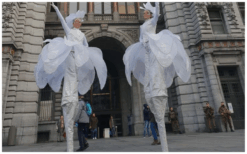 Witte LED Bloemen Steltenlopers met fonkelende verlichting brengen winterse magie, sfeer en elegantie naar elk kerst- of winterevent. Perfect voor ontvangst, winkelcentra, festivals en winterwonderland thema’s.