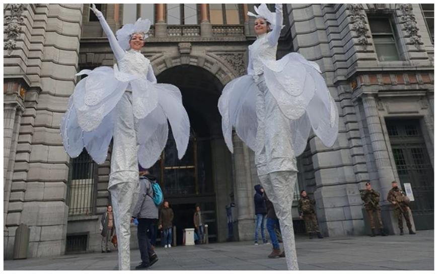 Witte LED Bloemen Steltenlopers met fonkelende verlichting brengen winterse magie, sfeer en elegantie naar elk kerst- of winterevent. Perfect voor ontvangst, winkelcentra, festivals en winterwonderland thema’s.