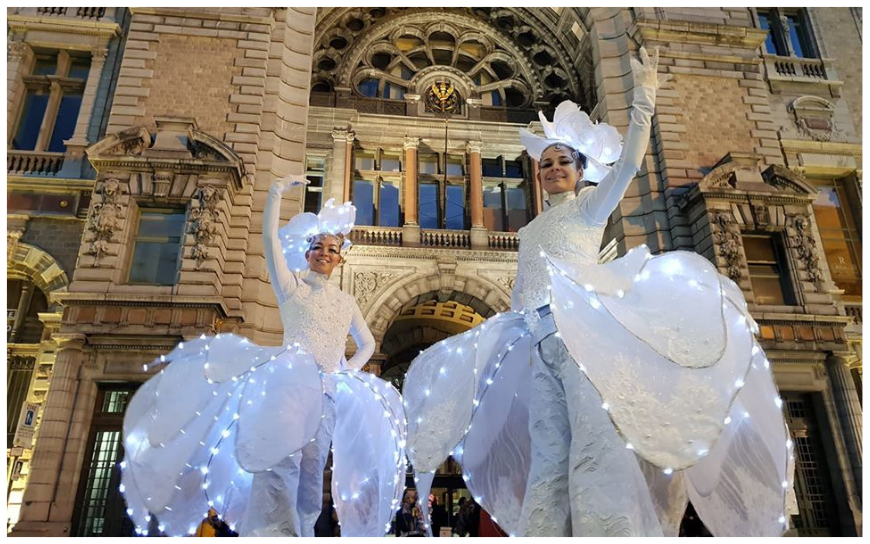 Witte LED Bloemen Steltenlopers met fonkelende verlichting brengen winterse magie, sfeer en elegantie naar elk kerst- of winterevent. Perfect voor ontvangst, winkelcentra, festivals en winterwonderland thema’s.