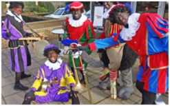 De Bijzondere Muzikale Pieten treden op met vrolijke Sinterklaasliedjes en interactieve dansjes voor een publiek in een winkelcentrum.