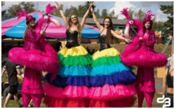Kleurrijke Flamingo’s Steltenlopers brengen vrolijkheid, interactie en opvallende roze elegantie naar elk buitenfestival. Perfect voor ontvangst, winkelcentra, kinderentertainment en thema’s in dier- of roze stijl.