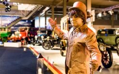 Gouden Welkom Levend Standbeeld boeken voor uw evenement? Luxe ontvangst act in goud kostuum met hoge hoed. Perfect voor beurs, opening, festival of bedrijfsfeest. Mobiel of als standbeeld inzetbaar.