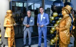 Gouden Welkom Levend Standbeeld boeken voor uw evenement? Luxe ontvangst act in goud kostuum met hoge hoed. Perfect voor beurs, opening, festival of bedrijfsfeest. Mobiel of als standbeeld inzetbaar.