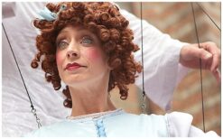 De Marionette Act combineert dans, pantomime en interactie tot een bijzonder optreden. De speler brengt de marionette tot leven met rustige bewegingen en muziek. Dit zorgt voor aandacht en nieuwsgierigheid bij het publiek. Geschikt voor diverse evenementen. Ideaal als ontvangstentertainment, festivalact of beursanimatie. Een speelse en visuele act die past bij straattheater, kinderentertainment en dansacts.