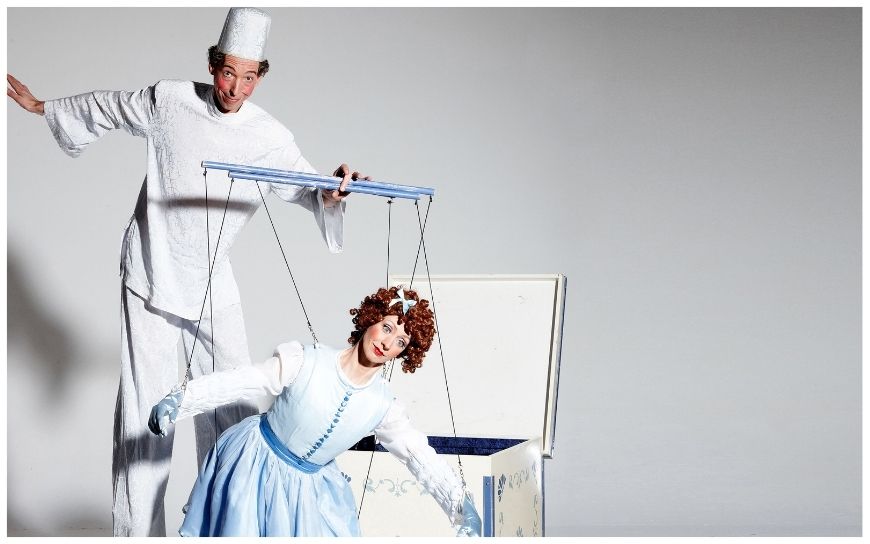 De Marionette Act combineert dans, pantomime en interactie tot een bijzonder optreden. De speler brengt de marionette tot leven met rustige bewegingen en muziek. Dit zorgt voor aandacht en nieuwsgierigheid bij het publiek. Geschikt voor diverse evenementen. Ideaal als ontvangstentertainment, festivalact of beursanimatie. Een speelse en visuele act die past bij straattheater, kinderentertainment en dansacts.