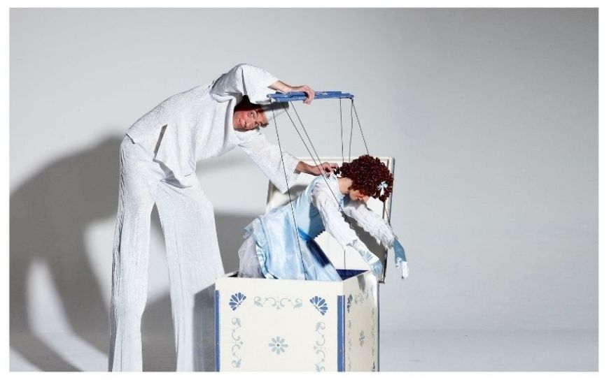 De Marionette Act combineert dans, pantomime en interactie tot een bijzonder optreden. De speler brengt de marionette tot leven met rustige bewegingen en muziek. Dit zorgt voor aandacht en nieuwsgierigheid bij het publiek. Geschikt voor diverse evenementen. Ideaal als ontvangstentertainment, festivalact of beursanimatie. Een speelse en visuele act die past bij straattheater, kinderentertainment en dansacts.