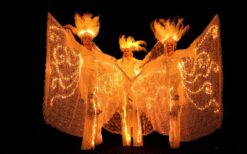 Venetiaanse Witte Winter Engelen By Night boeken? Stijlvolle stelten act met licht voor winterevents, winkelcentra en bruiloften. Luxe uitstraling en sfeervolle mobiele act.