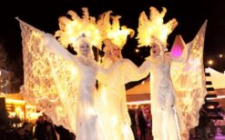 Venetiaanse Witte Winter Engelen By Night boeken? Stijlvolle stelten act met licht voor winterevents, winkelcentra en bruiloften. Luxe uitstraling en sfeervolle mobiele act.