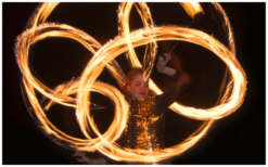 Verwelkom uw gasten met een betoverende vuur act bij de entree! Spectaculaire freestyle vuuracts voor een onvergetelijke indruk op uw evenement!