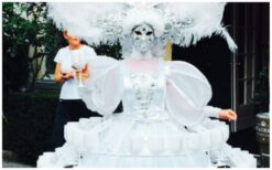 Champagne Diva Moët & Chandon Ice Impérial: Luxe catering op wielen! 🥂✨ Geef uw event een stijlvolle uitstraling met de Champagne Diva Moët & Chandon Ice Impérial! Haar elegante rok op wielen draagt meer dan 100 glazen of hapjes en zorgt voor een luxe beleving. De LED-verlichting voegt extra flair toe, perfect voor avondfeesten en gala’s. Of het nu een bruiloft, bedrijfsfeest of beurs is, deze Diva past zich moeiteloos aan elk thema aan. Haar chique uitstraling en unieke presentatie maken elk event bijzonder. Boek nu en laat uw gasten genieten van klasse en elegantie op wielen!