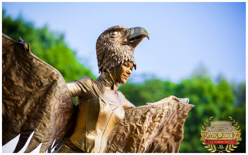 De Gouden Arend Steltenlopers brengen een majestueuze gouden vogel hoog boven het publiek. Imposant, elegant en perfect voor festivals, winkelcentra en ontvangst. Een unieke blikvanger vol magie en kracht.