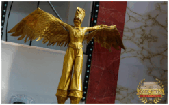 De Gouden Arend Steltenlopers brengen een majestueuze gouden vogel hoog boven het publiek. Imposant, elegant en perfect voor festivals, winkelcentra en ontvangst. Een unieke blikvanger vol magie en kracht.