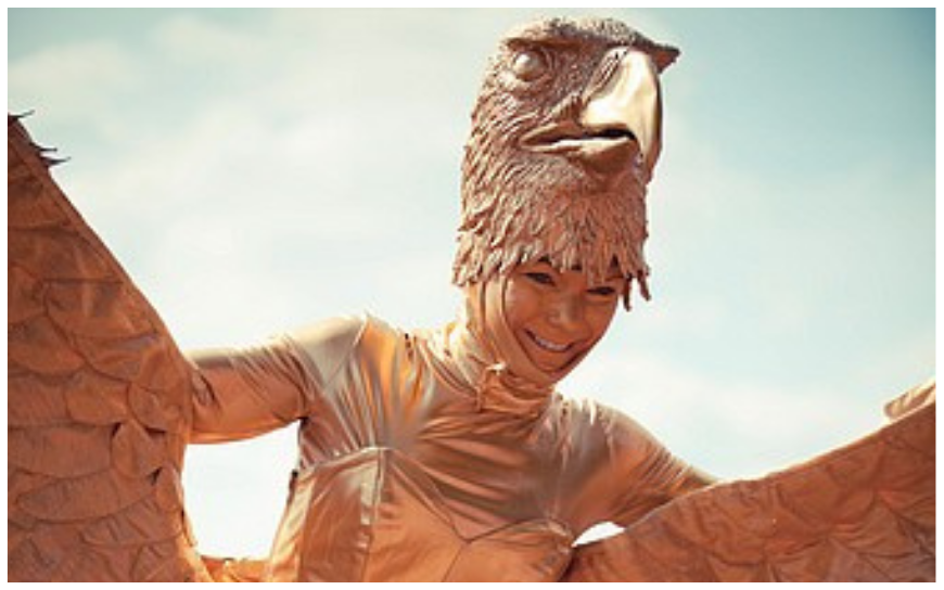 De Gouden Arend Steltenlopers brengen een majestueuze gouden vogel hoog boven het publiek. Imposant, elegant en perfect voor festivals, winkelcentra en ontvangst. Een unieke blikvanger vol magie en kracht.