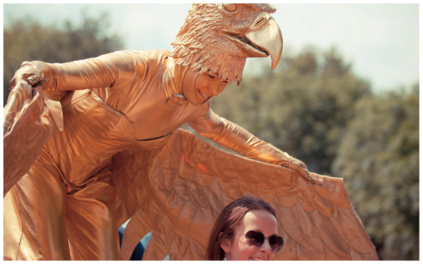 De Gouden Arend Steltenlopers brengen een majestueuze gouden vogel hoog boven het publiek. Imposant, elegant en perfect voor festivals, winkelcentra en ontvangst. Een unieke blikvanger vol magie en kracht.