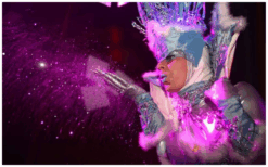 De IJskoningin op Stelten brengt winterse magie, fonkelende LED-verlichting en sprookjesachtige elegantie naar elk kerst- en winterevent. Perfect voor festivals, winkelcentra en ontvangstentertainment.