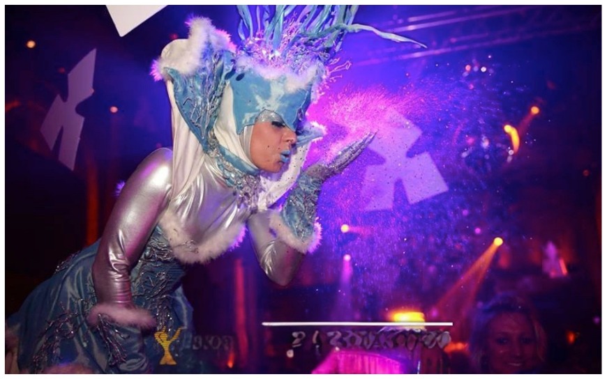 De IJskoningin op Stelten brengt winterse magie, fonkelende LED-verlichting en sprookjesachtige elegantie naar elk kerst- en winterevent. Perfect voor festivals, winkelcentra en ontvangstentertainment.