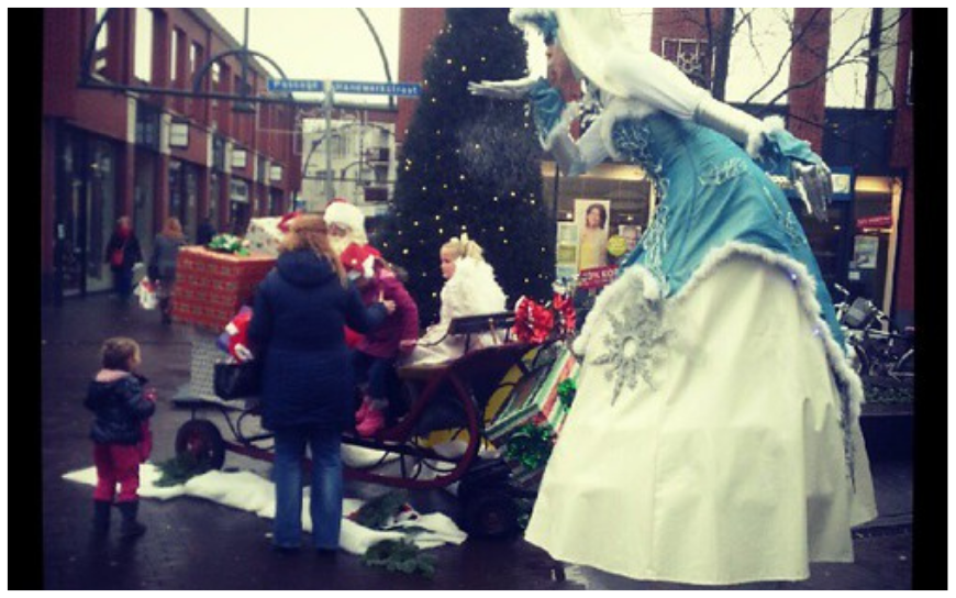 De IJskoningin op Stelten brengt winterse magie, fonkelende LED-verlichting en sprookjesachtige elegantie naar elk kerst- en winterevent. Perfect voor festivals, winkelcentra en ontvangstentertainment.