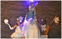 De IJskoningin op Stelten brengt winterse magie, fonkelende LED-verlichting en sprookjesachtige elegantie naar elk kerst- en winterevent. Perfect voor festivals, winkelcentra en ontvangstentertainment.