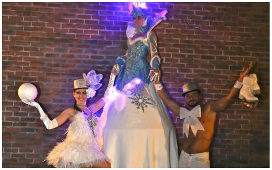 De IJskoningin op Stelten brengt winterse magie, fonkelende LED-verlichting en sprookjesachtige elegantie naar elk kerst- en winterevent. Perfect voor festivals, winkelcentra en ontvangstentertainment.