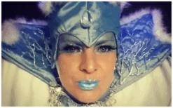 De IJskoningin op Stelten brengt winterse magie, fonkelende LED-verlichting en sprookjesachtige elegantie naar elk kerst- en winterevent. Perfect voor festivals, winkelcentra en ontvangstentertainment.