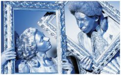 Levend Standbeeld Zilver is een stijlvolle en elegante eyecatcher voor elk evenement. Op sokkels of als animatieact trekken deze zilveren figuren direct de aandacht. Hun rustige bewegingen zorgen voor een sterk visueel effect. Perfect voor ontvangst en beurzen. Geschikt voor festivals, presentaties en winkelcentra. Ideaal voor evenementen met een klassiek of zilver thema waar uitstraling centraal staat