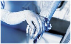 Levend Standbeeld Zilver is een stijlvolle en elegante eyecatcher voor elk evenement. Op sokkels of als animatieact trekken deze zilveren figuren direct de aandacht. Hun rustige bewegingen zorgen voor een sterk visueel effect. Perfect voor ontvangst en beurzen. Geschikt voor festivals, presentaties en winkelcentra. Ideaal voor evenementen met een klassiek of zilver thema waar uitstraling centraal staat