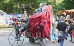 Halloween Parade boeken? Griezellige mobiele act met driewieler, waarzeggers hutje en rariteitenkabinet. Perfect voor Halloween events, festivals en winkelcentra. Spannend en opvallend.