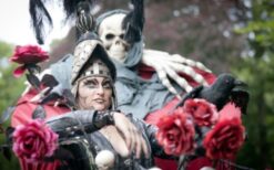 Halloween Parade boeken? Griezellige mobiele act met driewieler, waarzeggers hutje en rariteitenkabinet. Perfect voor Halloween events, festivals en winkelcentra. Spannend en opvallend.