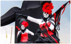 Halloween Steltenlopers brengen spanning, mysterie en griezelige sfeer naar elk evenement. Perfect voor festivals, winkelcentra en ontvangst. Een opvallende Halloween-act vol magie en horrorbeleving.