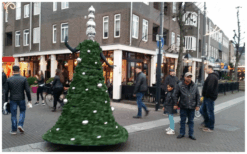 Kerstboom Steltenlopers brengen feestelijke lichtjes, winterse magie en vrolijke kerstsfeer naar elk evenement. Perfect voor winkelcentra, festivals, ontvangst en kinderentertainment. Een unieke kerstbeleving!