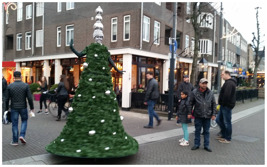 Kerstboom Steltenlopers brengen feestelijke lichtjes, winterse magie en vrolijke kerstsfeer naar elk evenement. Perfect voor winkelcentra, festivals, ontvangst en kinderentertainment. Een unieke kerstbeleving!