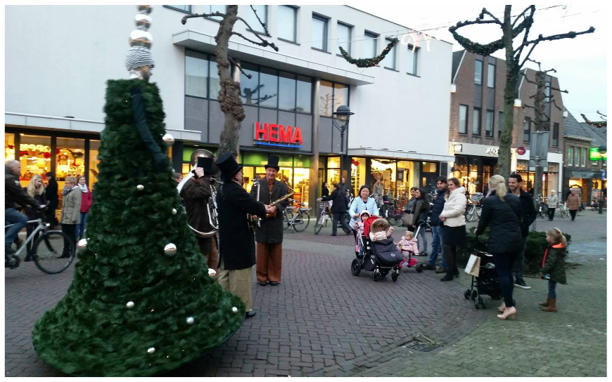 Kerstboom Steltenlopers brengen feestelijke lichtjes, winterse magie en vrolijke kerstsfeer naar elk evenement. Perfect voor winkelcentra, festivals, ontvangst en kinderentertainment. Een unieke kerstbeleving!
