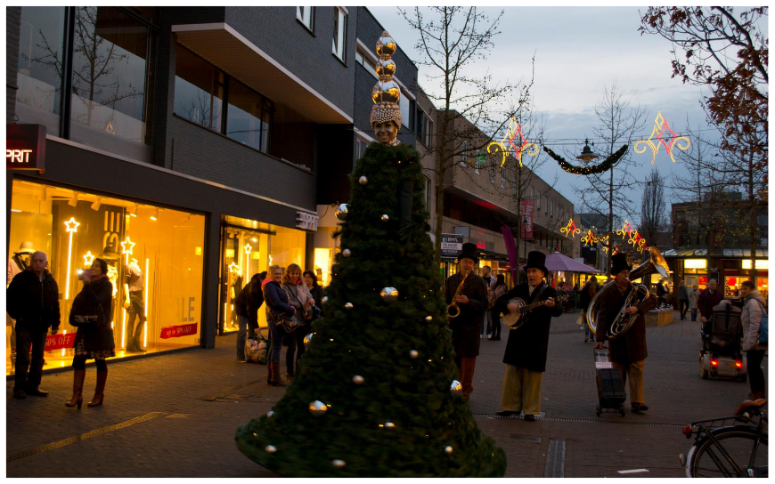 Kerstboom Steltenlopers brengen feestelijke lichtjes, winterse magie en vrolijke kerstsfeer naar elk evenement. Perfect voor winkelcentra, festivals, ontvangst en kinderentertainment. Een unieke kerstbeleving!