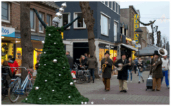 Kerstboom Steltenlopers brengen feestelijke lichtjes, winterse magie en vrolijke kerstsfeer naar elk evenement. Perfect voor winkelcentra, festivals, ontvangst en kinderentertainment. Een unieke kerstbeleving!