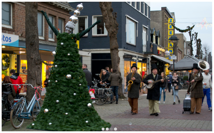 Kerstboom Steltenlopers brengen feestelijke lichtjes, winterse magie en vrolijke kerstsfeer naar elk evenement. Perfect voor winkelcentra, festivals, ontvangst en kinderentertainment. Een unieke kerstbeleving!