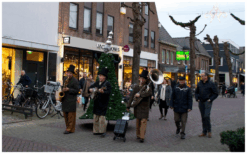 Kerstboom Steltenlopers brengen feestelijke lichtjes, winterse magie en vrolijke kerstsfeer naar elk evenement. Perfect voor winkelcentra, festivals, ontvangst en kinderentertainment. Een unieke kerstbeleving!