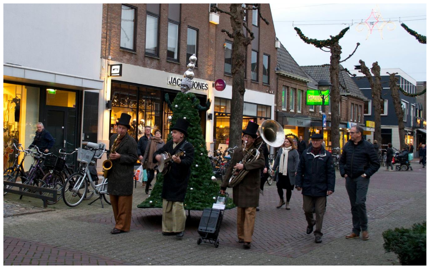 Kerstboom Steltenlopers brengen feestelijke lichtjes, winterse magie en vrolijke kerstsfeer naar elk evenement. Perfect voor winkelcentra, festivals, ontvangst en kinderentertainment. Een unieke kerstbeleving!