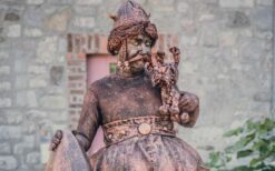 Obelix Levend Standbeeld boeken? Bekend van Asterix. Interactieve stripfiguur met Idefix voor festivals, winkelcentra, beurzen en evenementen. Unieke ontvangst- en animatieact voor jong en oud.