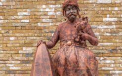 Obelix Levend Standbeeld boeken? Bekend van Asterix. Interactieve stripfiguur met Idefix voor festivals, winkelcentra, beurzen en evenementen. Unieke ontvangst- en animatieact voor jong en oud.