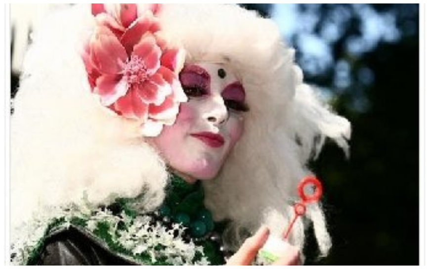 Purple & Green Steltenlopers: Dynamisch, veelzijdig entertainment voor elk evenement. Flyers, dans en nachtelijke flair! Boek nu voor een onvergetelijke ervaring