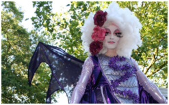 Purple & Green Steltenlopers: Dynamisch, veelzijdig entertainment voor elk evenement. Flyers, dans en nachtelijke flair! Boek nu voor een onvergetelijke ervaring