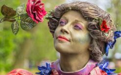 Bloemen Dame Levend Standbeeld huren? Deze kleurrijke lente act zorgt voor sfeer, interactie en een warme ontvangst. Perfect voor festivals, winkelcentra, beurzen en jubilea. Een echte blikvanger. 🌸