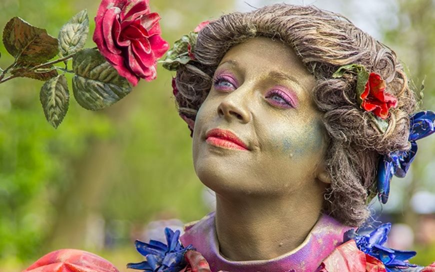 Bloemen Dame Levend Standbeeld huren? Deze kleurrijke lente act zorgt voor sfeer, interactie en een warme ontvangst. Perfect voor festivals, winkelcentra, beurzen en jubilea. Een echte blikvanger. 🌸